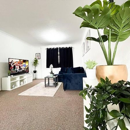 3 Bedroom House With Free Parking Chatham  Bagian luar foto