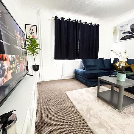 3 Bedroom House With Free Parking Chatham  Bagian luar foto