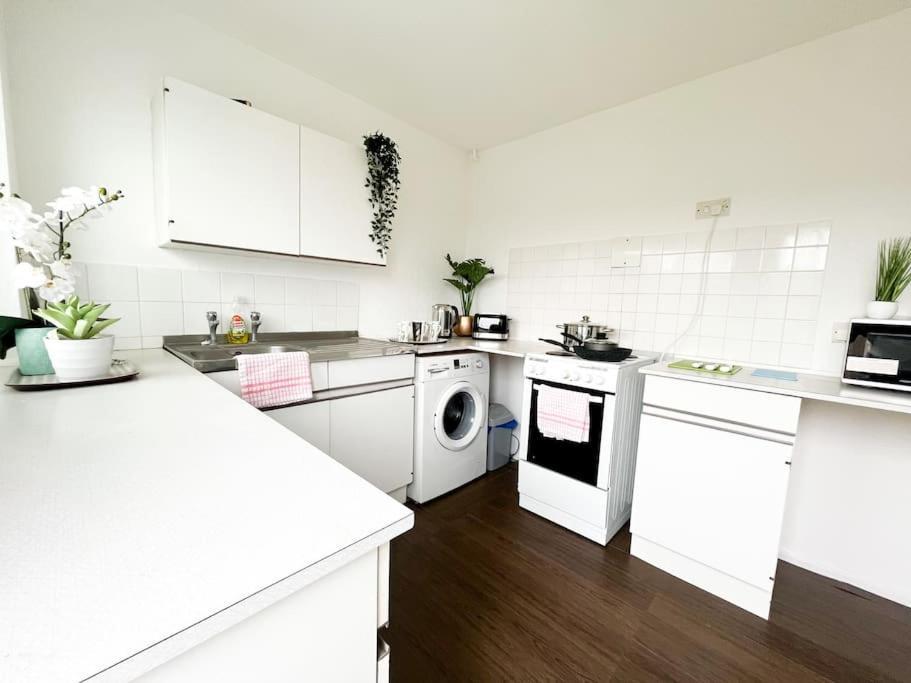 3 Bedroom House With Free Parking Chatham  Bagian luar foto