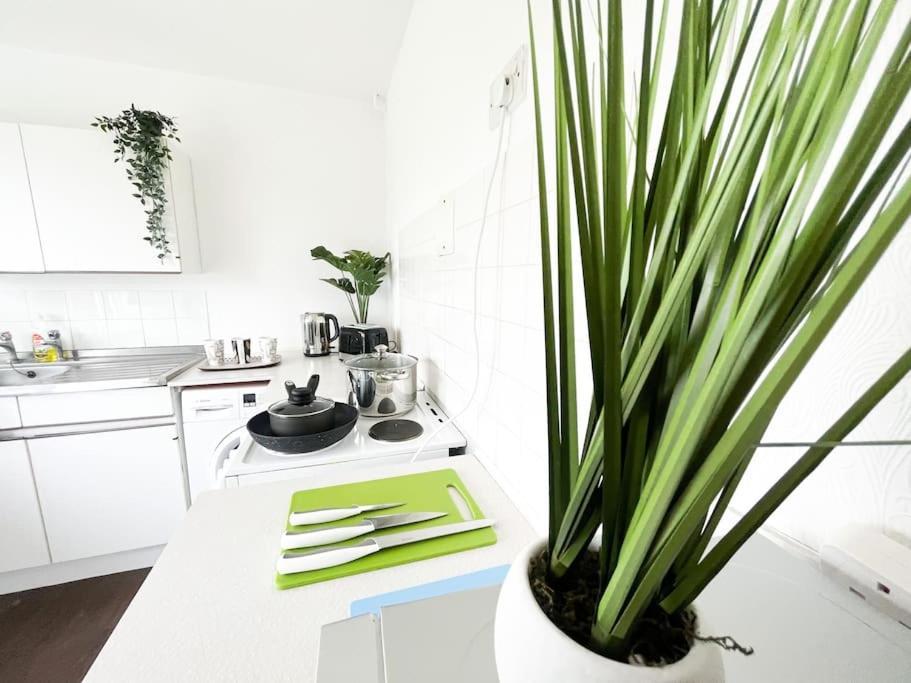 3 Bedroom House With Free Parking Chatham  Bagian luar foto