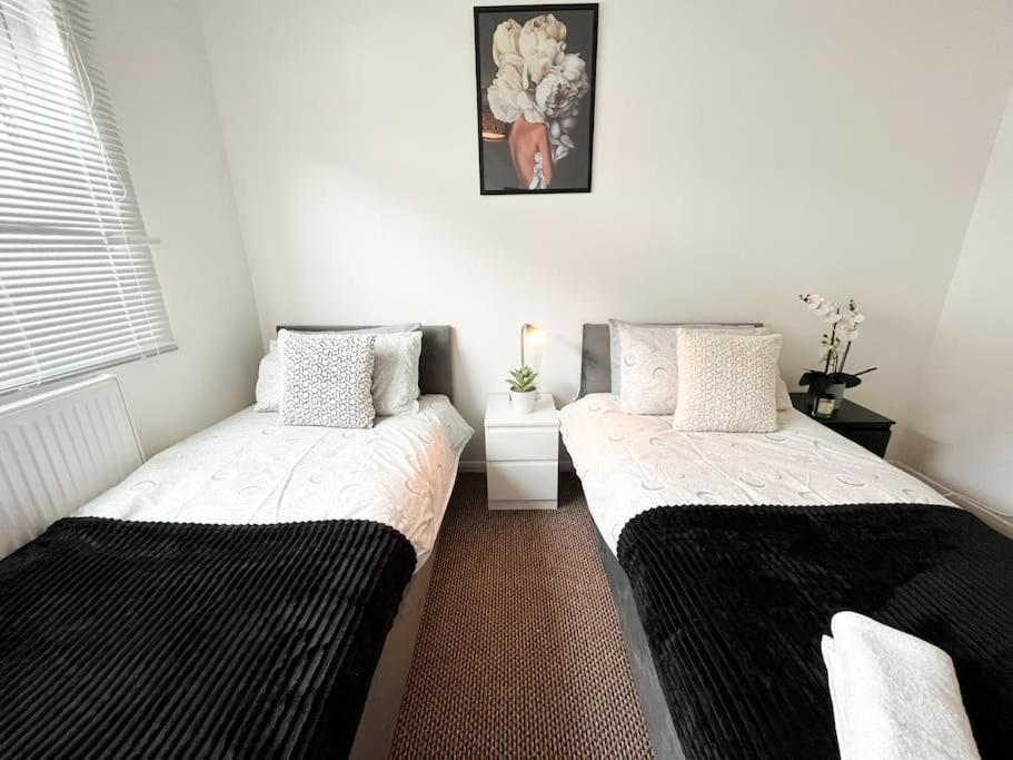 3 Bedroom House With Free Parking Chatham  Bagian luar foto
