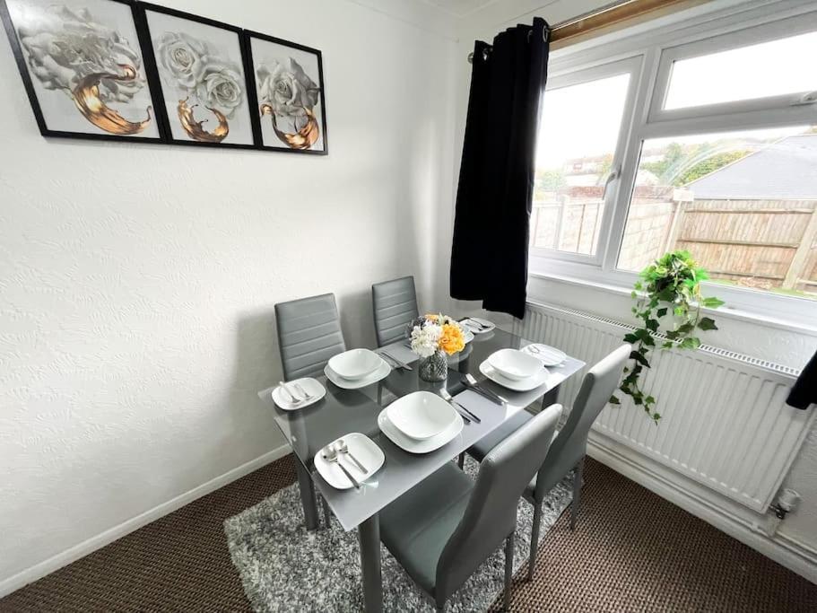 3 Bedroom House With Free Parking Chatham  Bagian luar foto