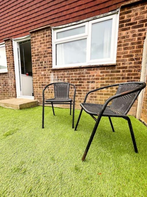 3 Bedroom House With Free Parking Chatham  Bagian luar foto