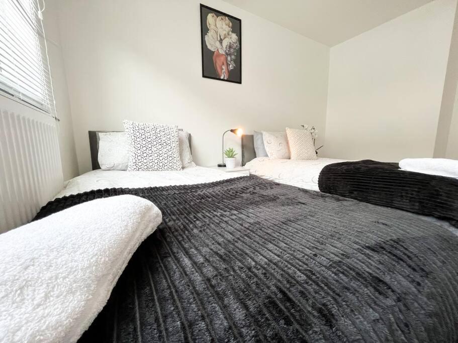 3 Bedroom House With Free Parking Chatham  Bagian luar foto